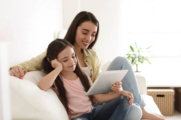 Madre Figlia Leggono Book Insieme Casa — Foto Stock