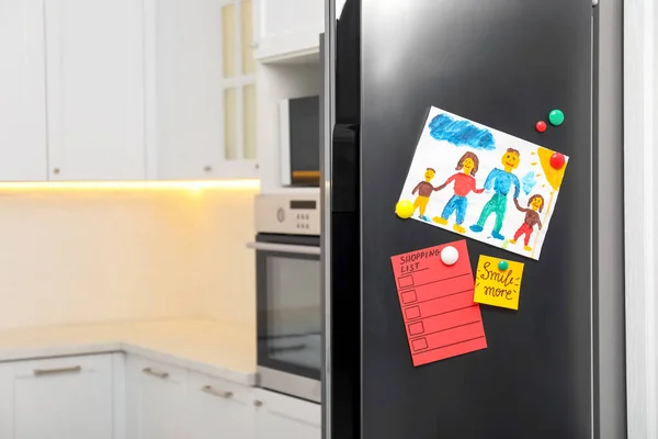 Μοντέρνο Ψυγείο Παιδικό Σχέδιο Νότες Και Μαγνήτες Στην Κουζίνα Χώρος — Φωτογραφία Αρχείου