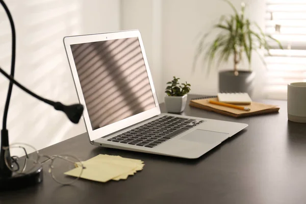 Modern Laptop Kontorsbordet Snygg Arbetsplats — Stockfoto