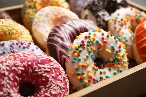 Donuts Délicieux Avec Des Aspersions Boîte Gros Plan — Photo