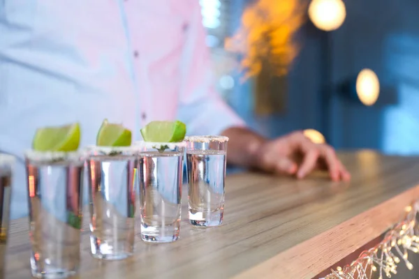 Mexikanska Tequila Shots Med Salt Och Lime Skivor Bardisken — Stockfoto