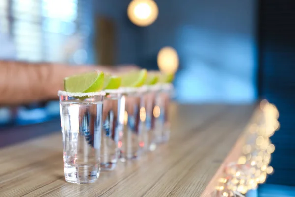 Shot Tequila Messicana Con Fette Sale Lime Sul Bancone Del — Foto Stock