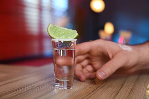 Man Med Skott Mexikansk Tequila Bar Närbild — Stockfoto