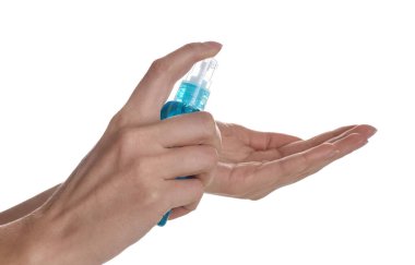 Beyaz arka plana antiseptik jel süren kadın, yakın plan.