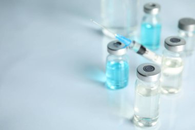 Şişeler ve şırınga ışık masasında, mesaj için yer var. Aşılama ve aşılama