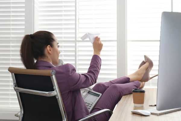 Employé Paresseux Jouant Avec Avion Papier Bureau — Photo