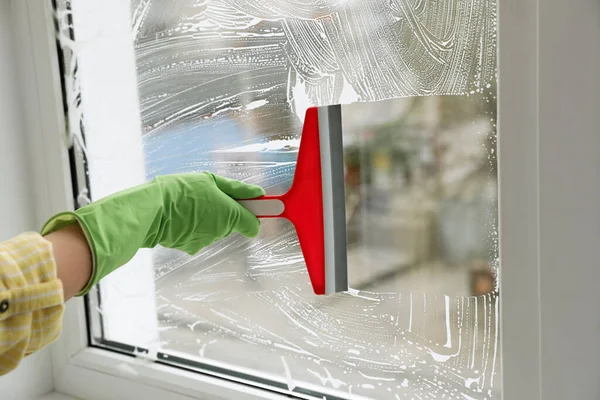 Femme Nettoyage Fenêtre Avec Raclette Intérieur Gros Plan — Photo