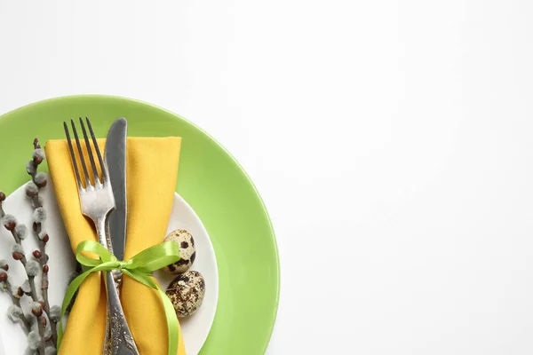 Feestelijke Paastabel Met Bloemdecoratie Witte Achtergrond Bovenaanzicht — Stockfoto