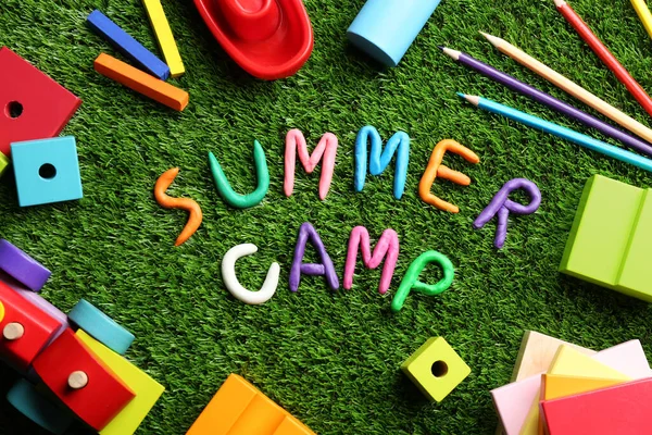 Kompozycja Płaska Frazą Summer Camp Wykonana Gliny Modelarskiej Zielonej Trawie — Zdjęcie stockowe