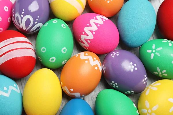 Muchos Huevos Pascua Brillantes Sobre Fondo Madera Vista Superior — Foto de Stock