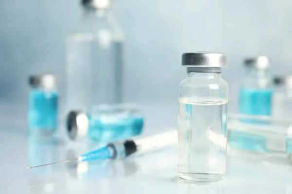 Injektionsflaskor Och Spruta Ljust Bord Vaccination Och Immunisering — Stockfoto