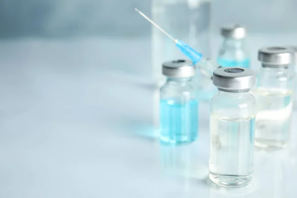 Injektionsflaskor Och Spruta Ljust Bord Utrymme För Text Vaccination Och — Stockfoto