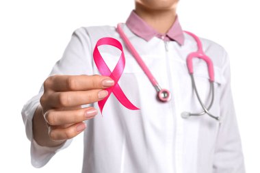 Beyaz arka planda pembe kurdeleli ve steteskoplu doktor, yakın plan. Göğüs kanseri farkındalığı