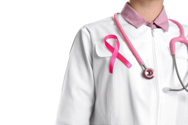 Beyaz arka planda pembe kurdeleli ve steteskoplu doktor, yakın plan. Göğüs kanseri farkındalığı