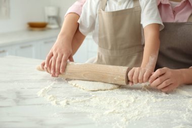 Anne ve oğul yemek pişiriyor, yakın plan.