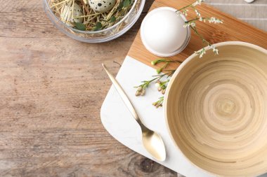 Yumurta ve çiçekli kırsal Paskalya sofrası, düz yatak. Metin için boşluk