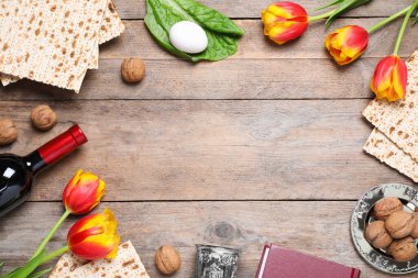 Tahta masa üzerinde sembolik Pesach (Hamursuz Bayramı Seder) öğeleri ile düz kompozisyon, metin için boşluk