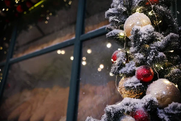 Hermosa Guirnalda Decorativa Cerca Ventana Aire Libre Celebración Navidad —  Fotos de Stock