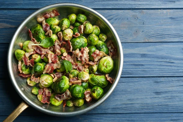 Deliziosi Cavolini Bruxelles Con Pancetta Sul Tavolo Legno Blu Vista — Foto Stock