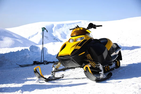 Motos Nieve Modernas Estación Esquí Vacaciones Invierno —  Fotos de Stock