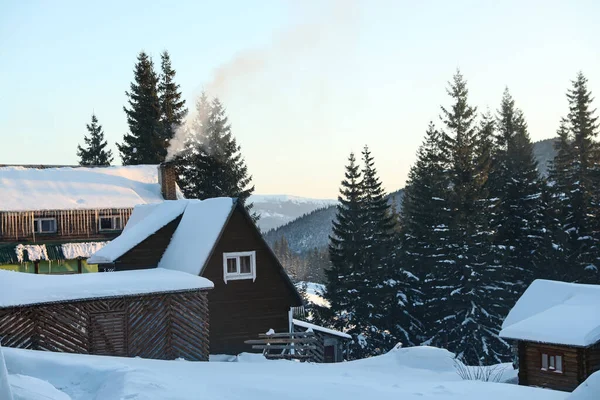 Holzhäuser Die Mit Schnee Bedeckt Sind Winterurlaub — Stockfoto