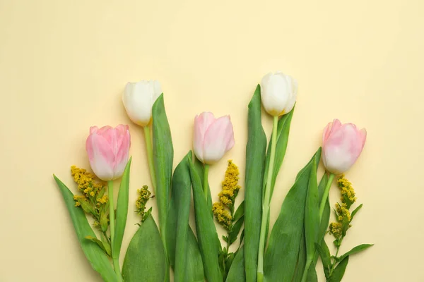 Platte Lay Compositie Met Lentebloemen Gele Achtergrond — Stockfoto