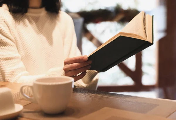 Kobieta Książką Czytania Kawy Przy Drewnianym Stole Zbliżenie — Zdjęcie stockowe