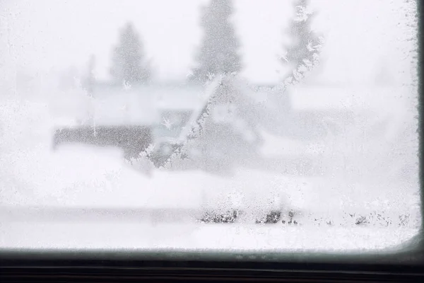 Blick Auf Die Schöne Landschaft Durch Frostige Fenster Wintermorgen — Stockfoto