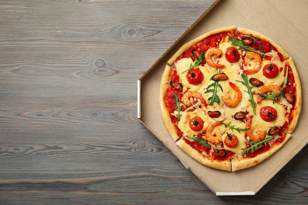 Deliciosa Pizza Mariscos Caja Cartón Sobre Mesa Madera Vista Superior — Foto de Stock
