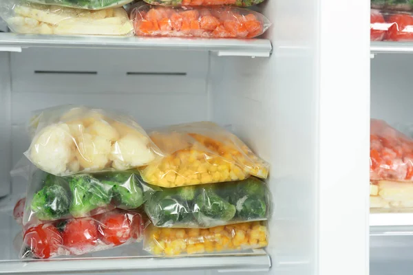 Bolsas Plástico Con Diferentes Verduras Congeladas Nevera —  Fotos de Stock