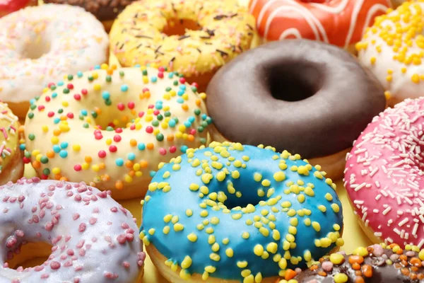 Délicieux Beignets Glacés Sur Fond Jaune Gros Plan — Photo