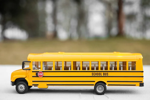 Ônibus Escolar Brinquedo Amarelo Contra Fundo Turvo Transporte Para Estudantes — Fotografia de Stock