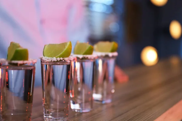 Mexikanska Tequila Shots Med Salt Och Lime Skivor Bardisken — Stockfoto