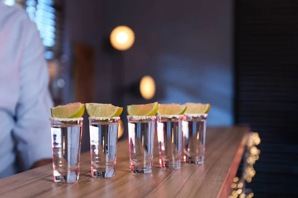 Mexikanska Tequila Shots Med Salt Och Lime Skivor Bardisken — Stockfoto