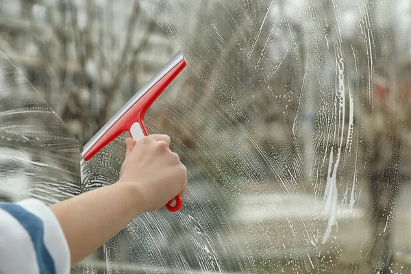 Vrouw Die Het Raam Schoonmaakt Met Een Trekker Thuis Close — Stockfoto