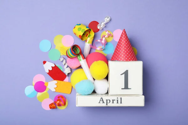 平面布局构图 以紫罗兰色背景的方块日历和派对项目 四月愚人节 — 图库照片