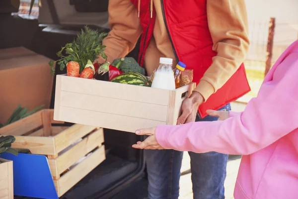 Koerier Geeft Krat Met Producten Aan Klanten Buiten Close Voedselbezorgservice — Stockfoto