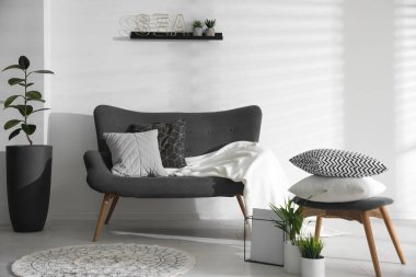 Oturma odasının içinde rahat bir kanepe var.