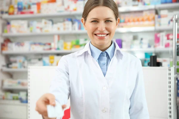 Farmacista Professionista Con Pillole Farmacia Moderna — Foto Stock