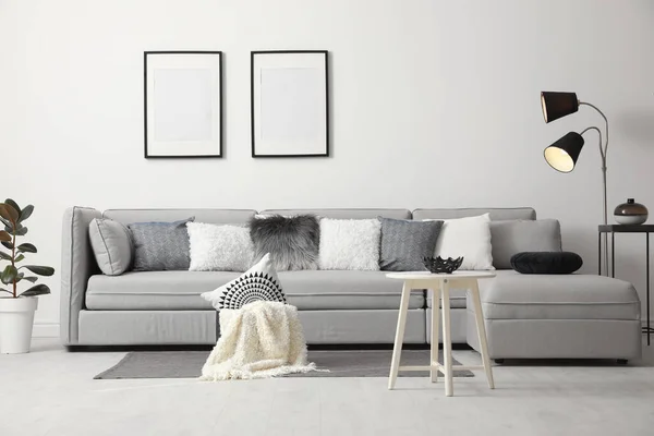 Elegante Salón Interior Con Cómodo Sofá —  Fotos de Stock