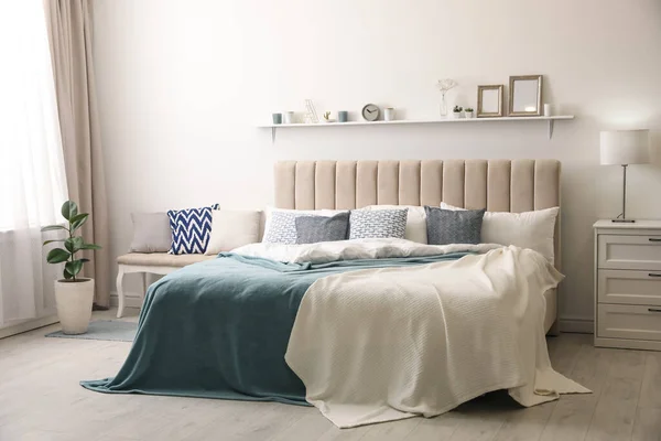 舒适的床 房间里有枕头 别致的室内设计 — 图库照片