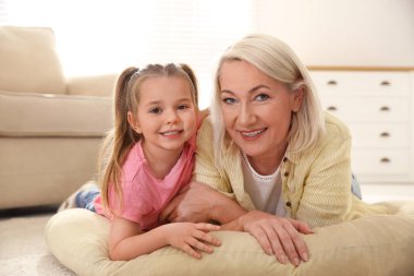 Yetişkin bir kadın ve küçük torunu evde.