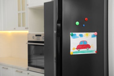 Çocuk resimleri ve mıknatıslı modern buzdolabı.