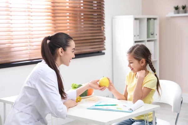 Little Girl Visiting Professional Nutritionist Office — 스톡 사진