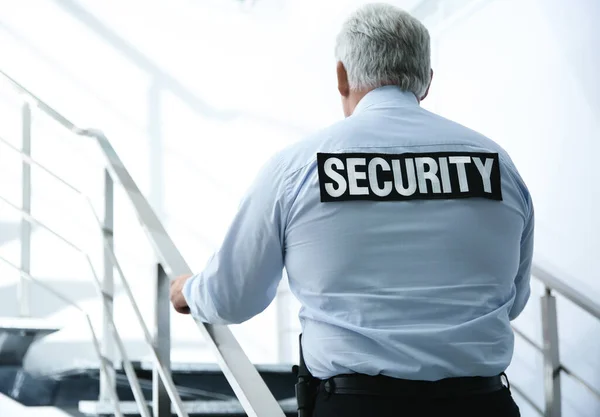 Guardia Sicurezza Professionale Scale Interne Vista Posteriore — Foto Stock