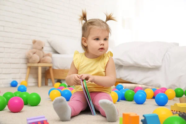 Lindo Niño Pequeño Con Libro Jugando Suelo — Foto de Stock