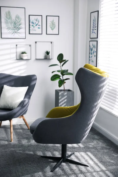 Comfortabele Fauteuils Buurt Van Raam Lichte Kamer — Stockfoto