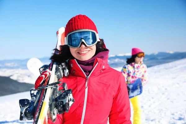 Jeune Femme Avec Ski Station Vacances Hiver — Photo
