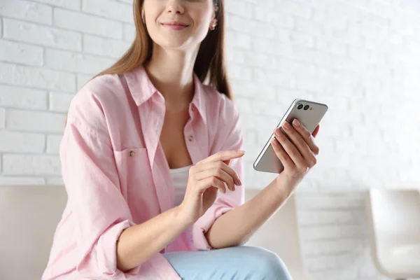 Jovem Mulher Usando Smartphone Moderno Dentro Casa Close — Fotografia de Stock