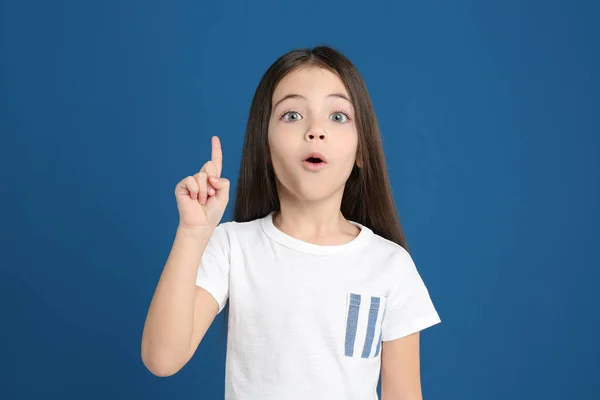 Portrait Mignonne Petite Fille Sur Fond Bleu — Photo